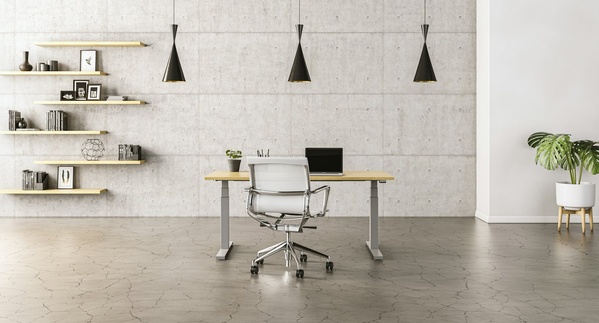Einzelner Arbeitsplatz mit Schreibtisch und Bürostuhl