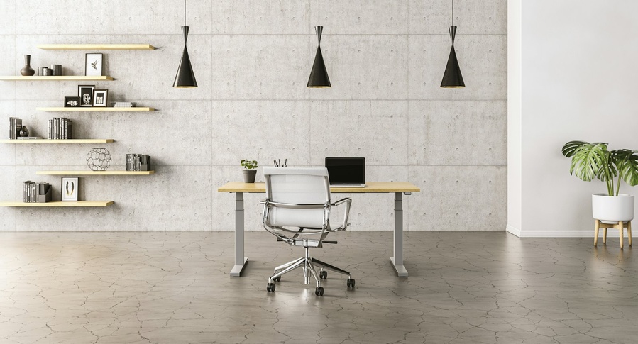 Einzelner Arbeitsplatz mit Schreibtisch und Bürostuhl