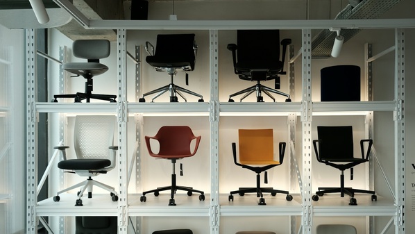 Gebrauchte Bürostühle im Regal