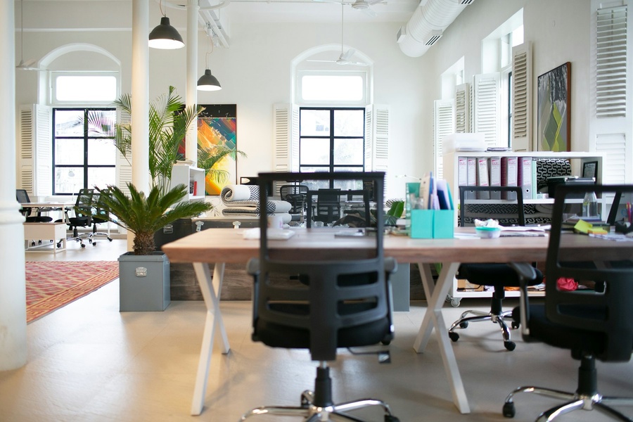 Helles Büro mit Arbeitsplätzen