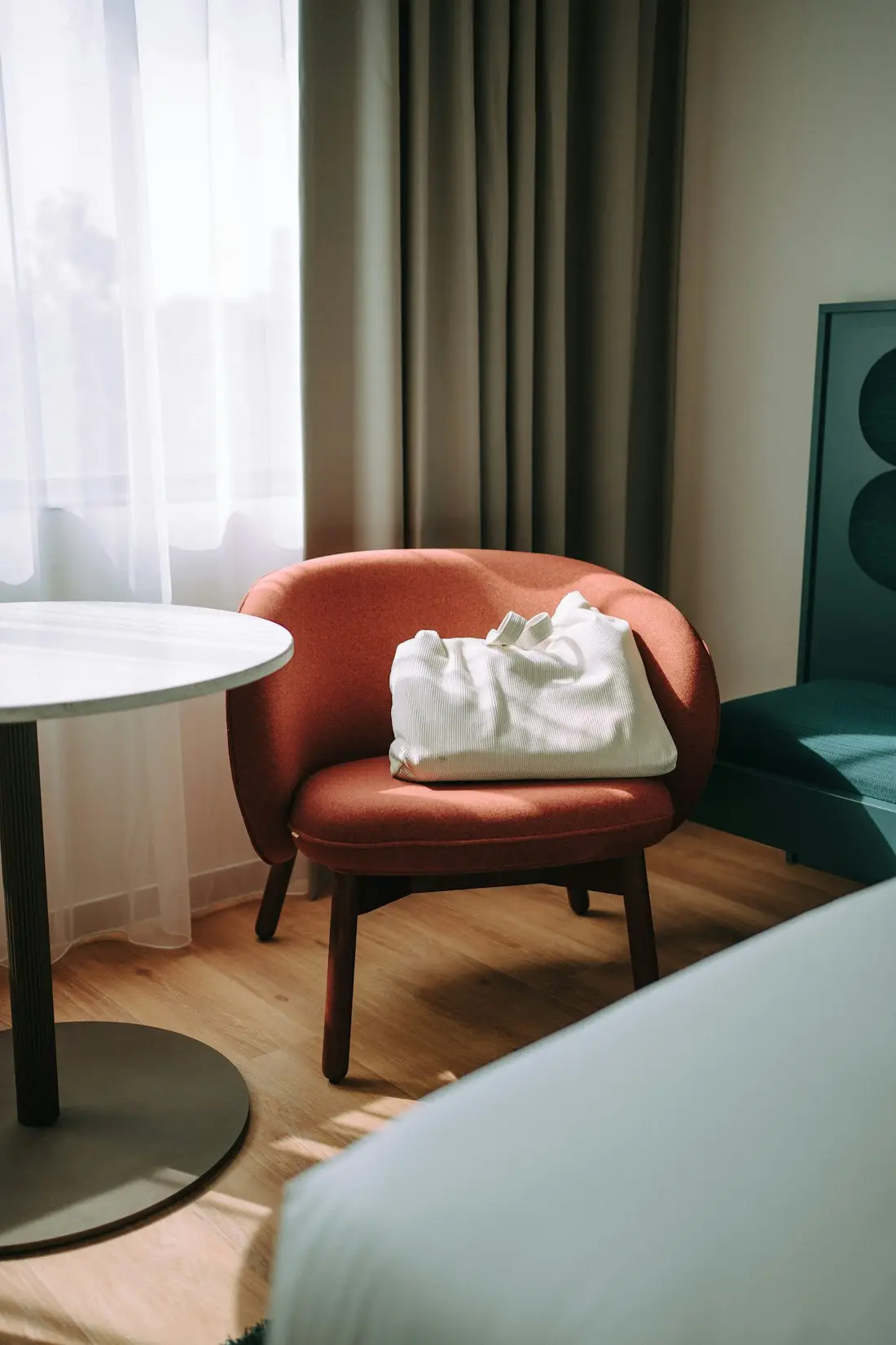 Gebrauchter Sessel im Hotelzimmer, Hotelmöbel für Ankauf und Aufbereitung