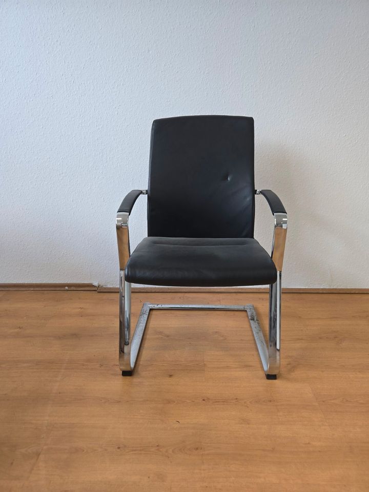König + Neurath Leder-Freischwinger Schwarz/Chrom mit Armlehnen
