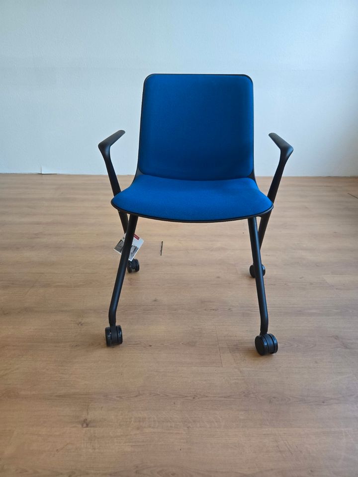 Haworth Bowi Konferenzstuhl Blau mit Rollen und Armlehnen