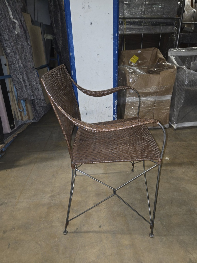 Rattan-Armlehnstuhl Braun mit filigranem Stahlgestell – Zustand B Seitenansicht