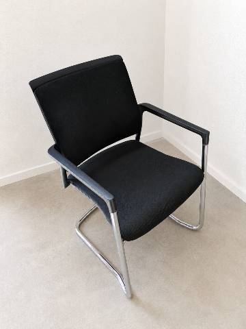 Klöber mer56 Freischwinger Schwarz mit Armlehnen