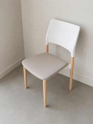 [Kusch_Co_GmbH_Arn_Frame_Chair_4L_LGW_UPH_Hellgrau_Weiß_Holz_Stoff_Stapelbar_1_4_feet] Kusch+Co ARN Stuhl Hellgrau/Weiß mit Holzbeinen