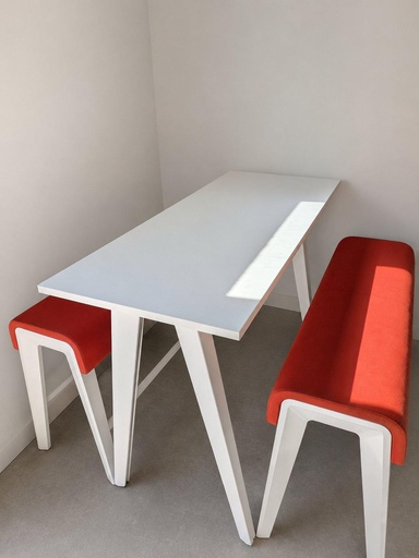 [Steelcase_B-Free_Stehtisch_Set_Weiss_Rot] Steelcase B-Free Stehtisch mit 2 Sitzbänken, Weiß/Rot